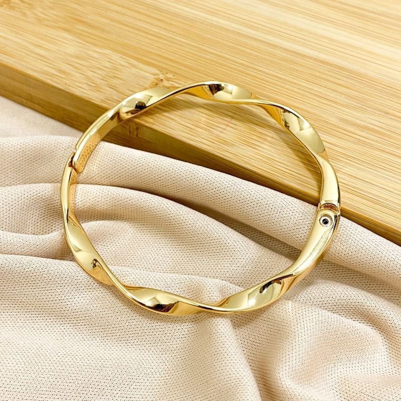BRACELETE DOURADO FIO QUADRADO TORCIDO