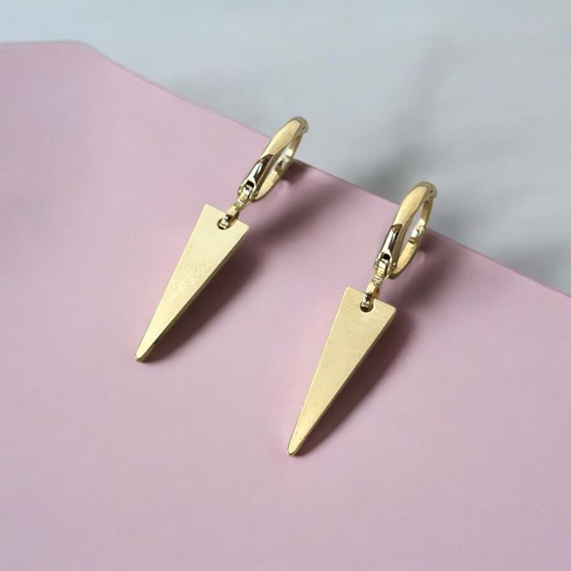 MINI ARGOLA COM PINGENTE DE TRIANGULO