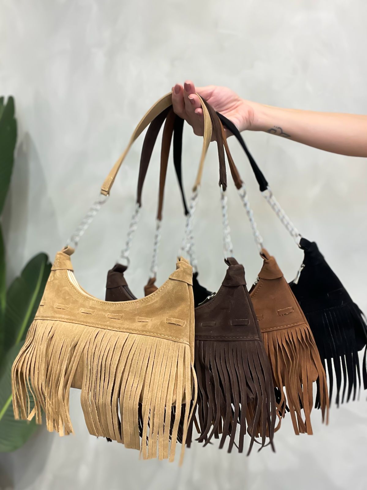 Bolsa Feminina Meia Lua em Camurça com Franjas