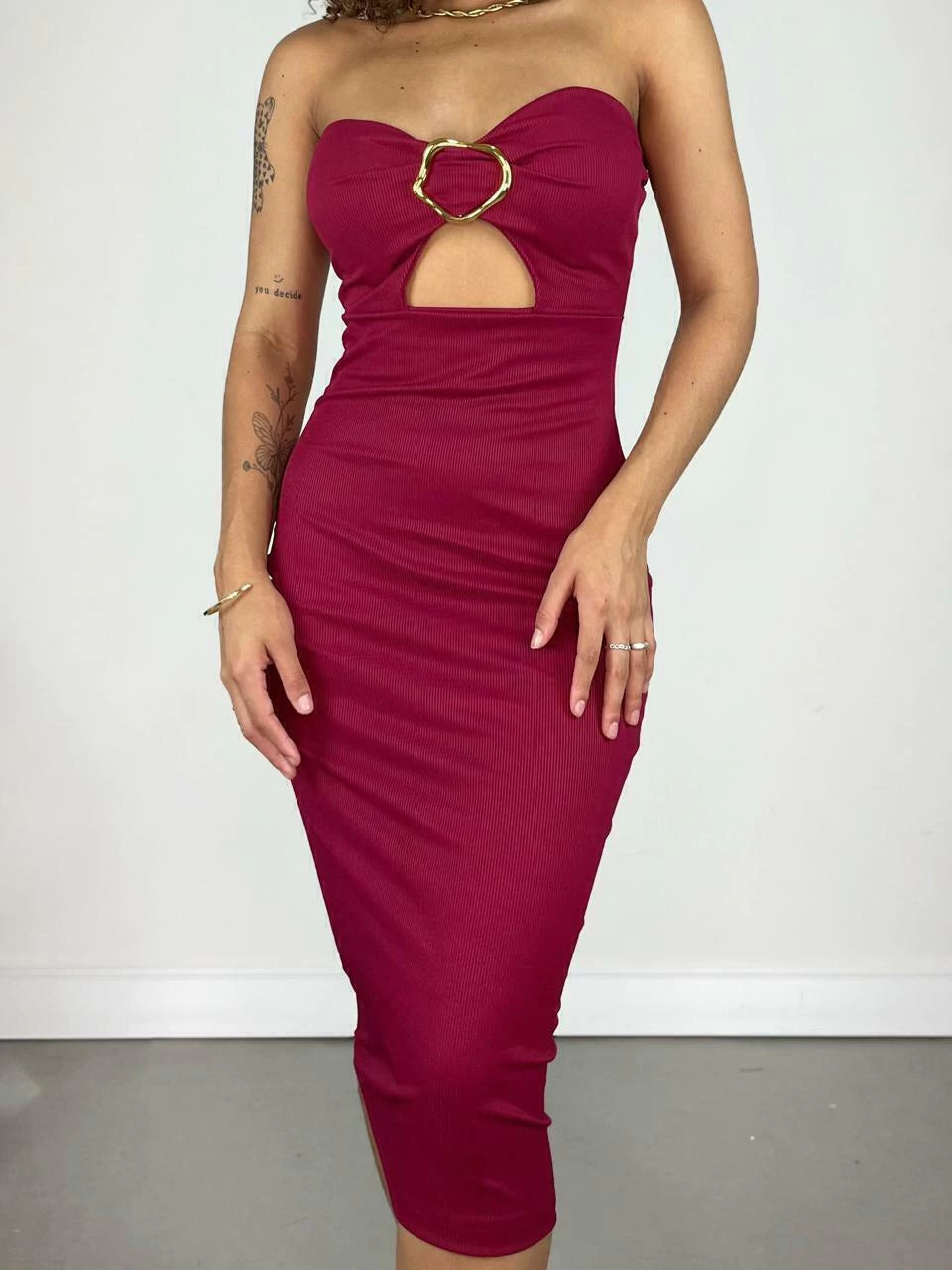 Vestido Feminino Midi em Ribana Sem Alça com Recorte e Fivela