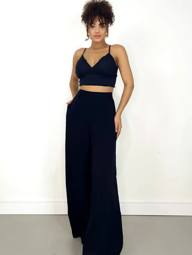 Conjunto Feminino em Viscolinho Calça Pantalona e Cropped de Alça
