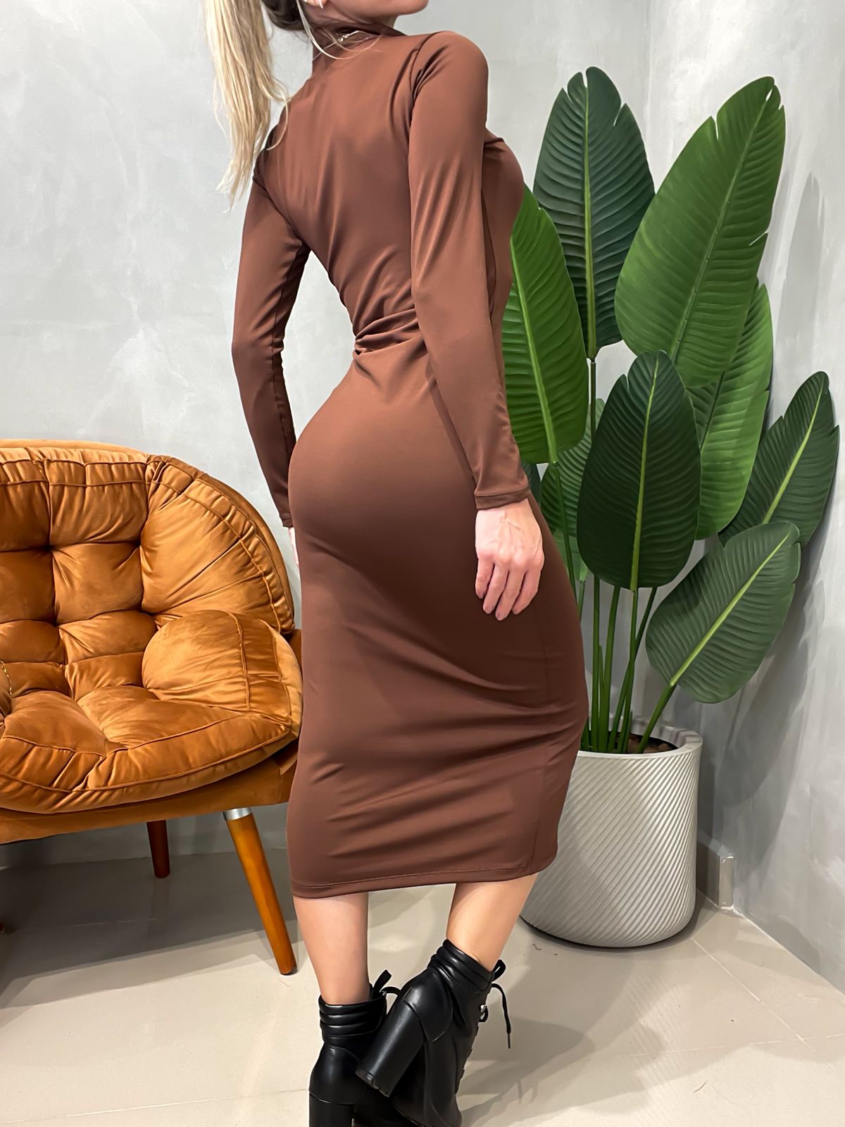 Vestido Feminino Midi em Suplex Manga Longa com Gola
