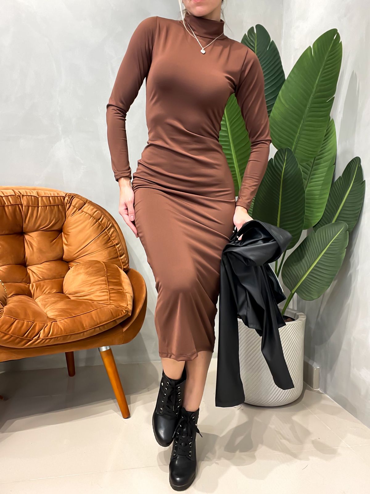 Vestido Feminino Midi em Suplex Manga Longa com Gola