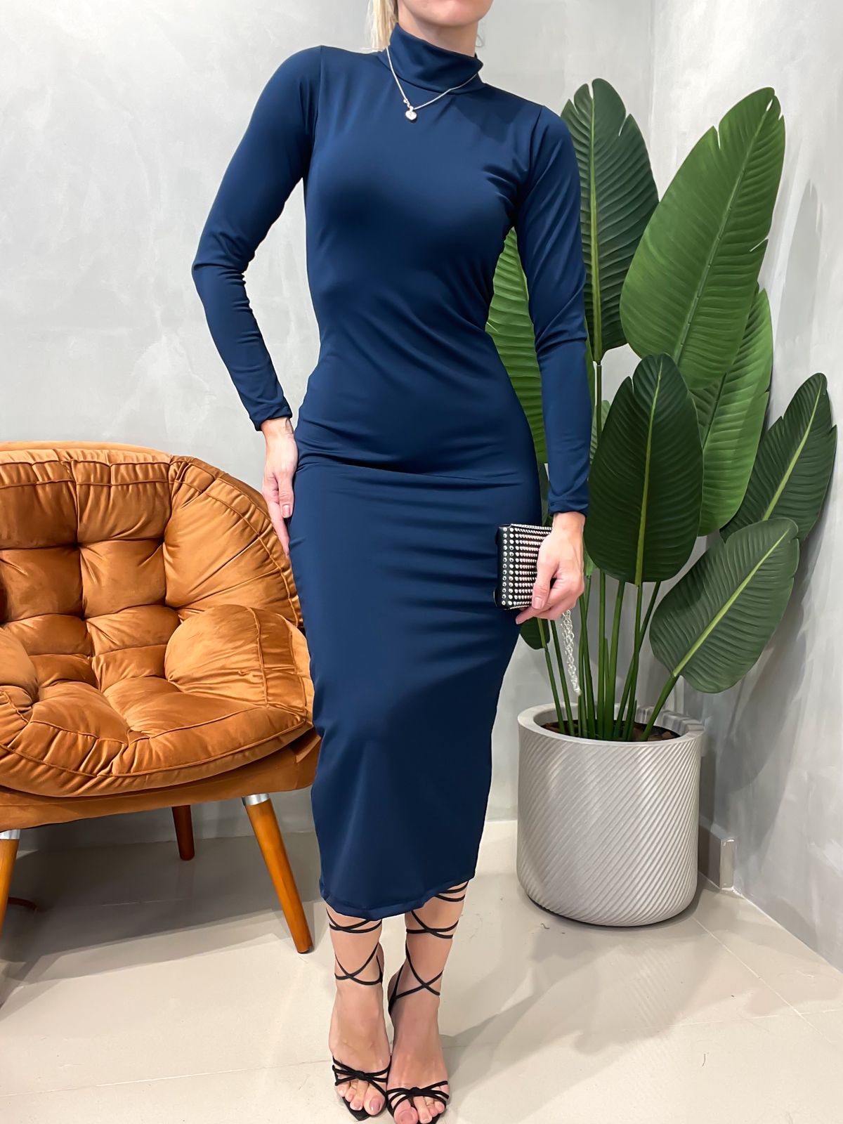 Vestido Feminino Midi em Suplex Manga Longa com Gola