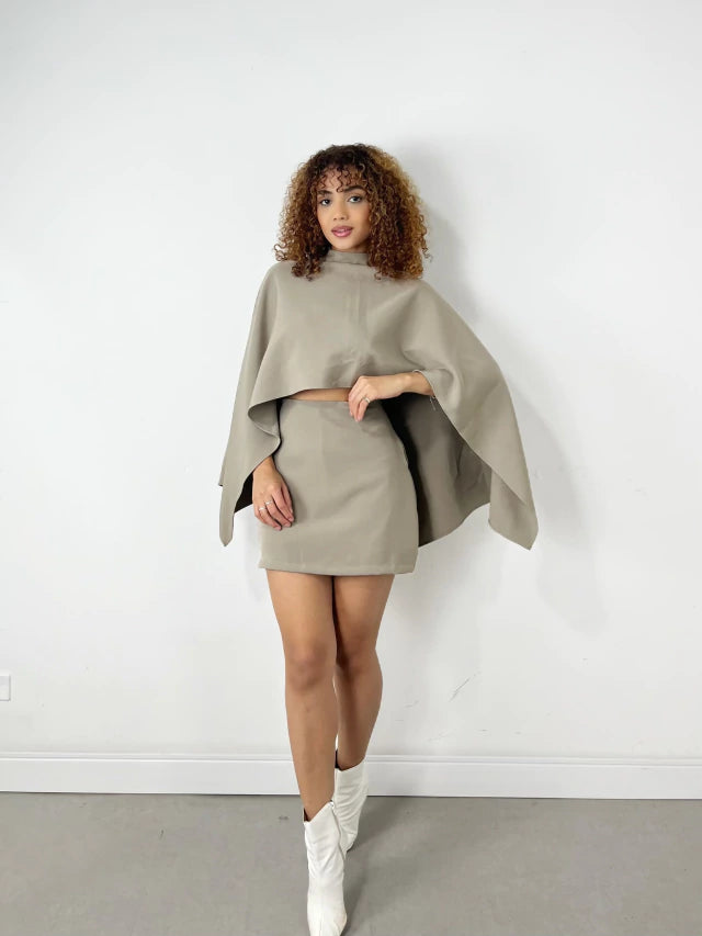 Conjunto Feminino em Alfaiataria Bata com Top e Shorts Saia