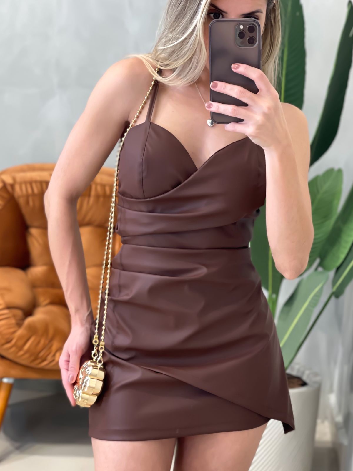Vestido Curto em Courino Plissado de Alça Fina