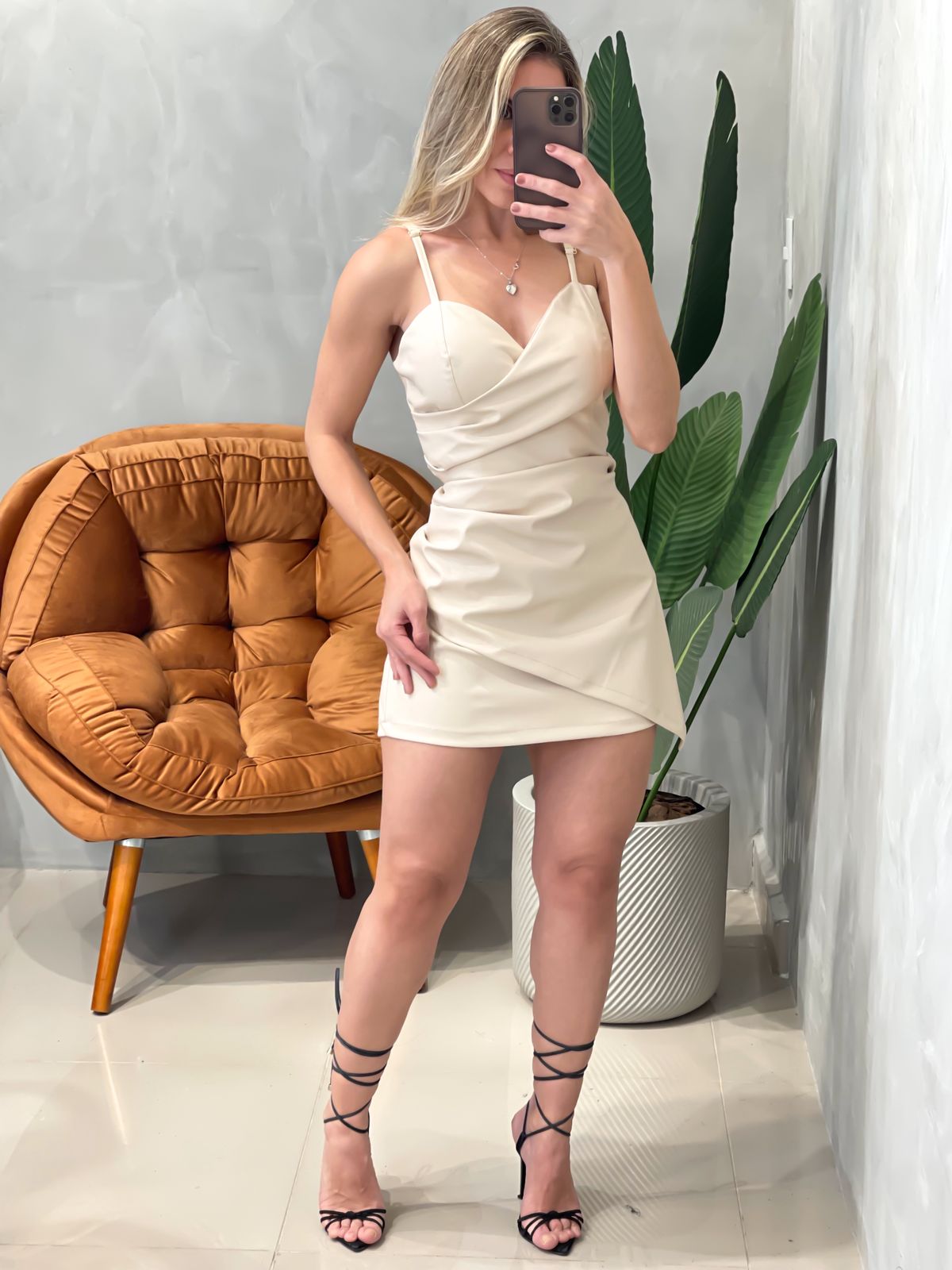 Vestido Curto em Courino Plissado de Alça Fina