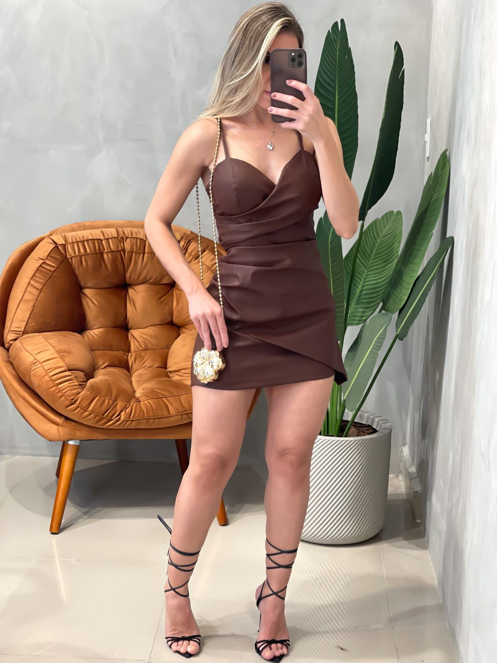 Vestido Curto em Courino Plissado de Alça Fina