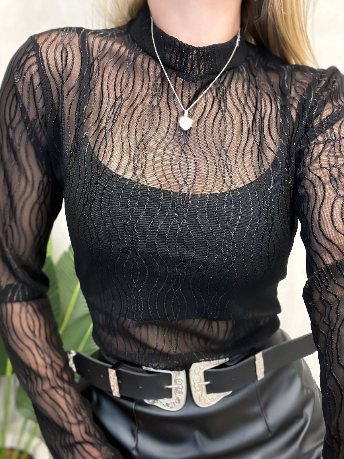 Body em Tule Manga Longa Bordado Ondas com Gola