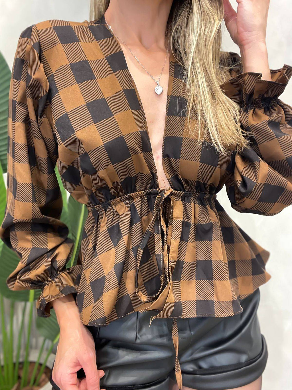 Blusa Xadrez Manga Longa com Babado e Amarração