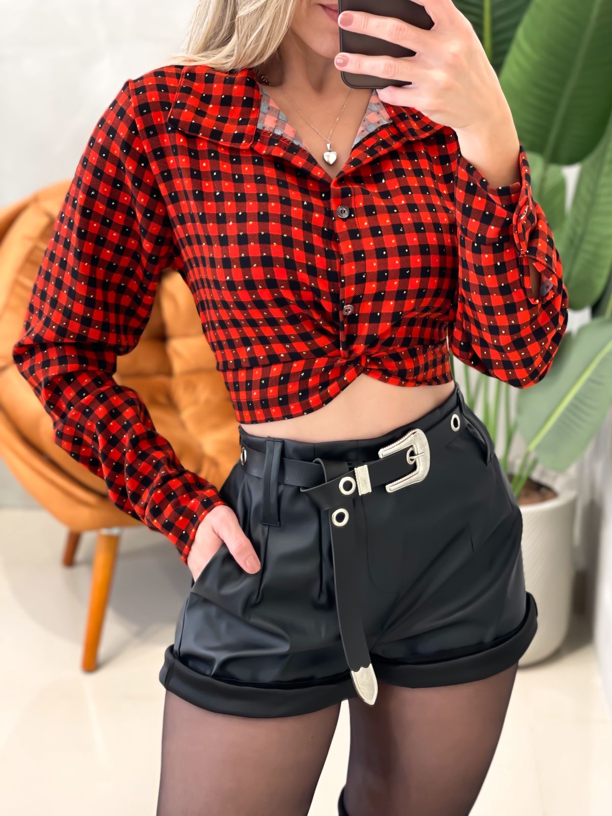 Camisa Cropped Manga Longa Xadrez com Strass e Amarração