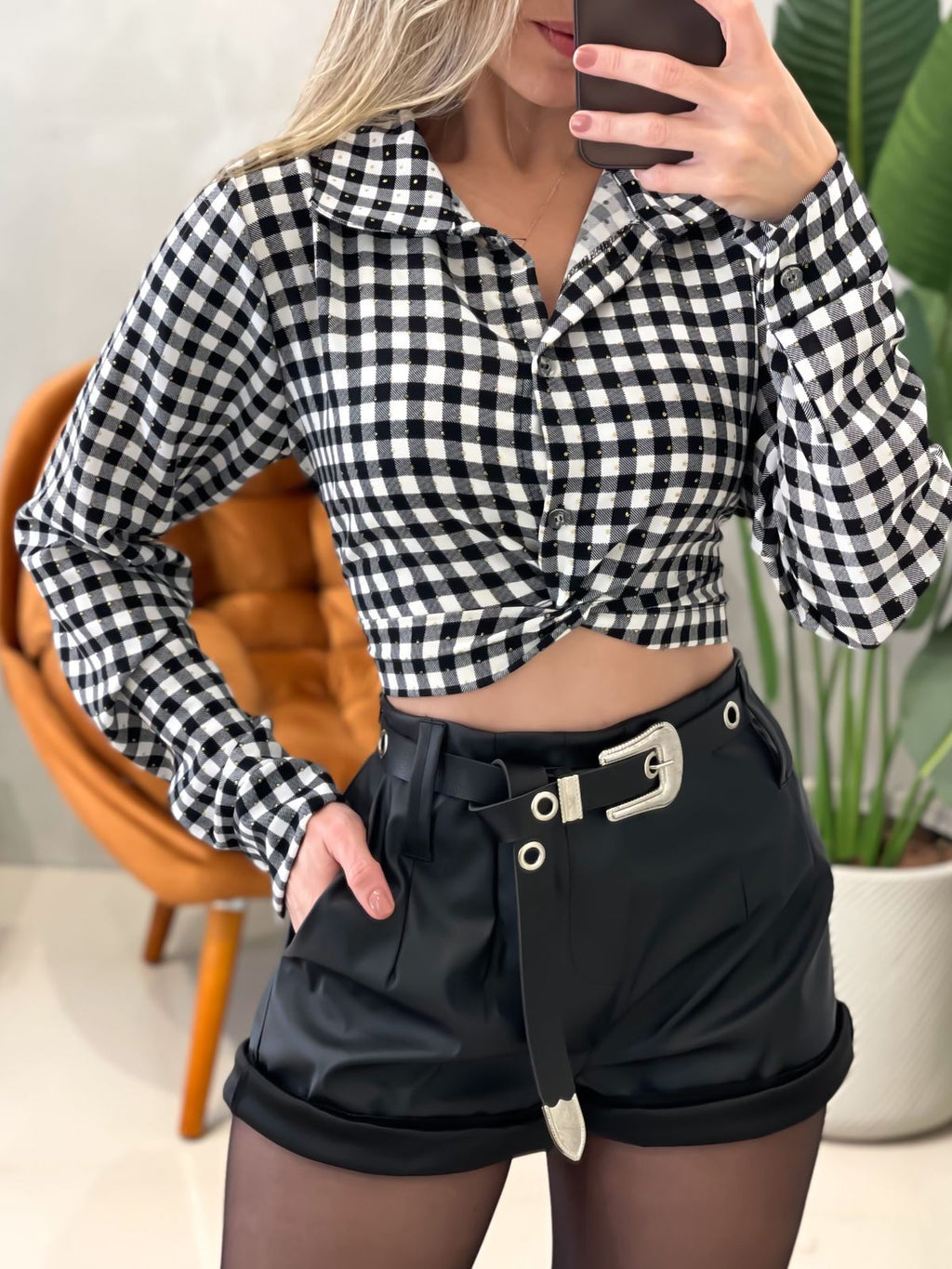 Camisa Cropped Manga Longa Xadrez com Strass e Amarração
