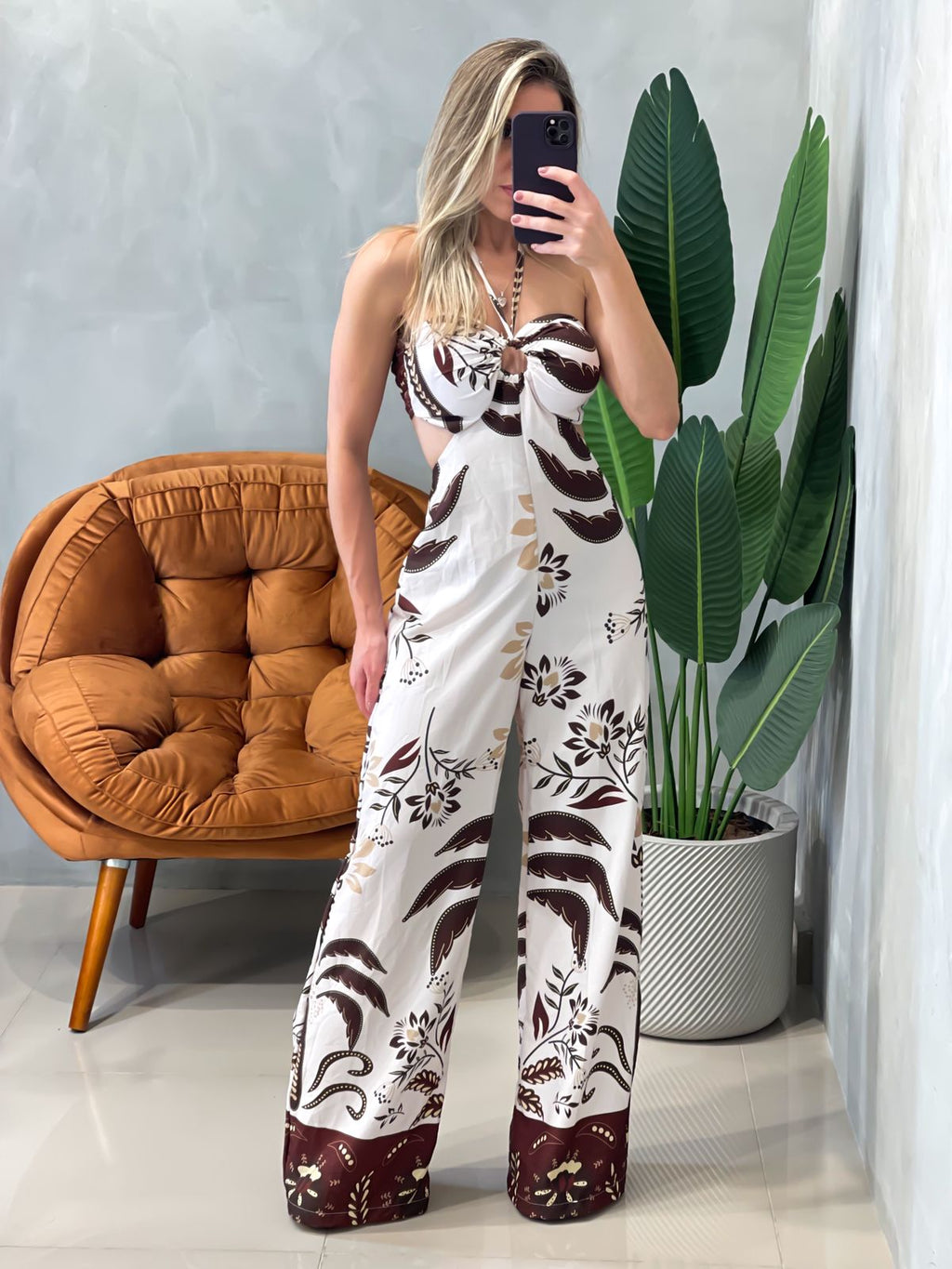 Macacão em Crepe Pantalona com Amarração e Costas Nua