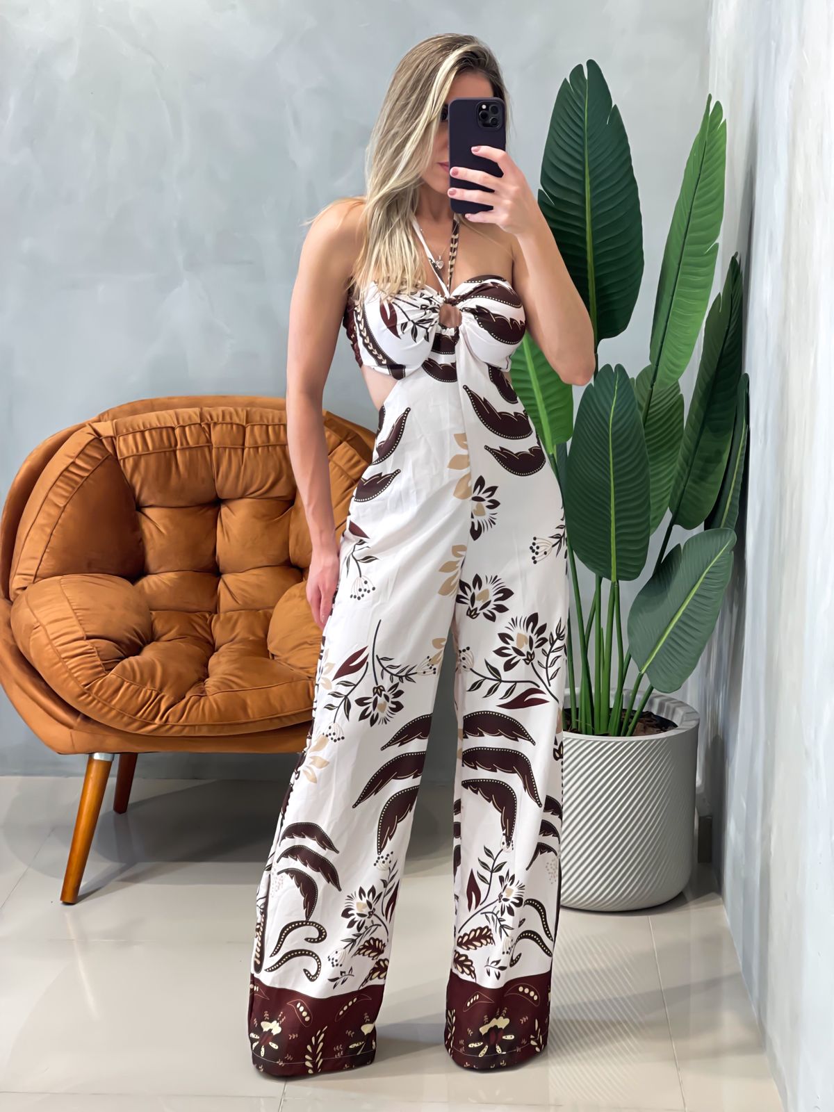 Macacão em Crepe Pantalona com Amarração e Costas Nua