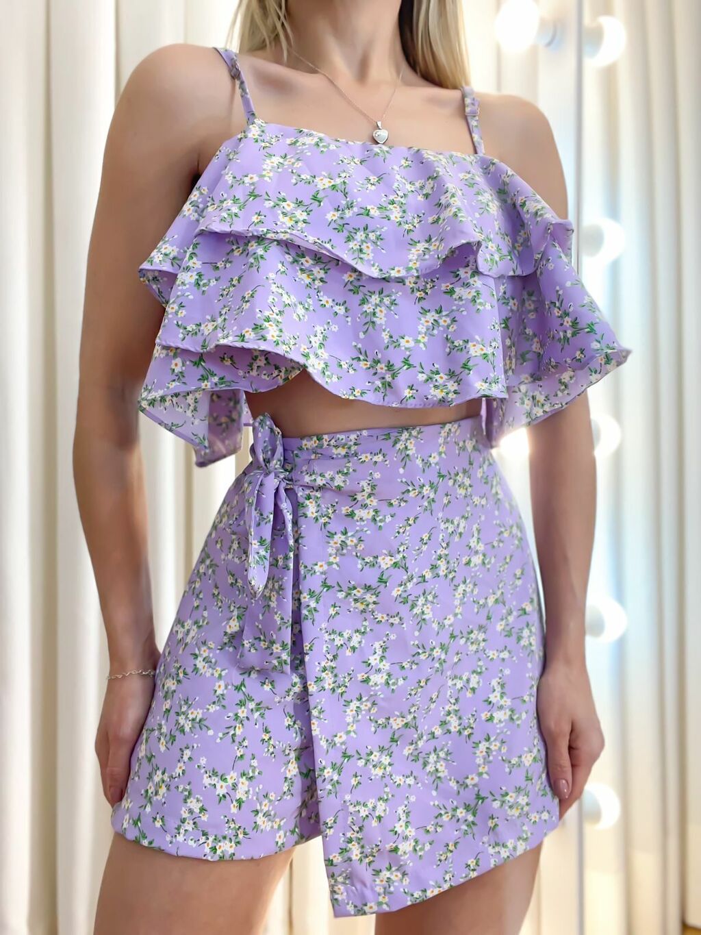 Conjunto em Crepe Floral Cropped Babado e Short Saia