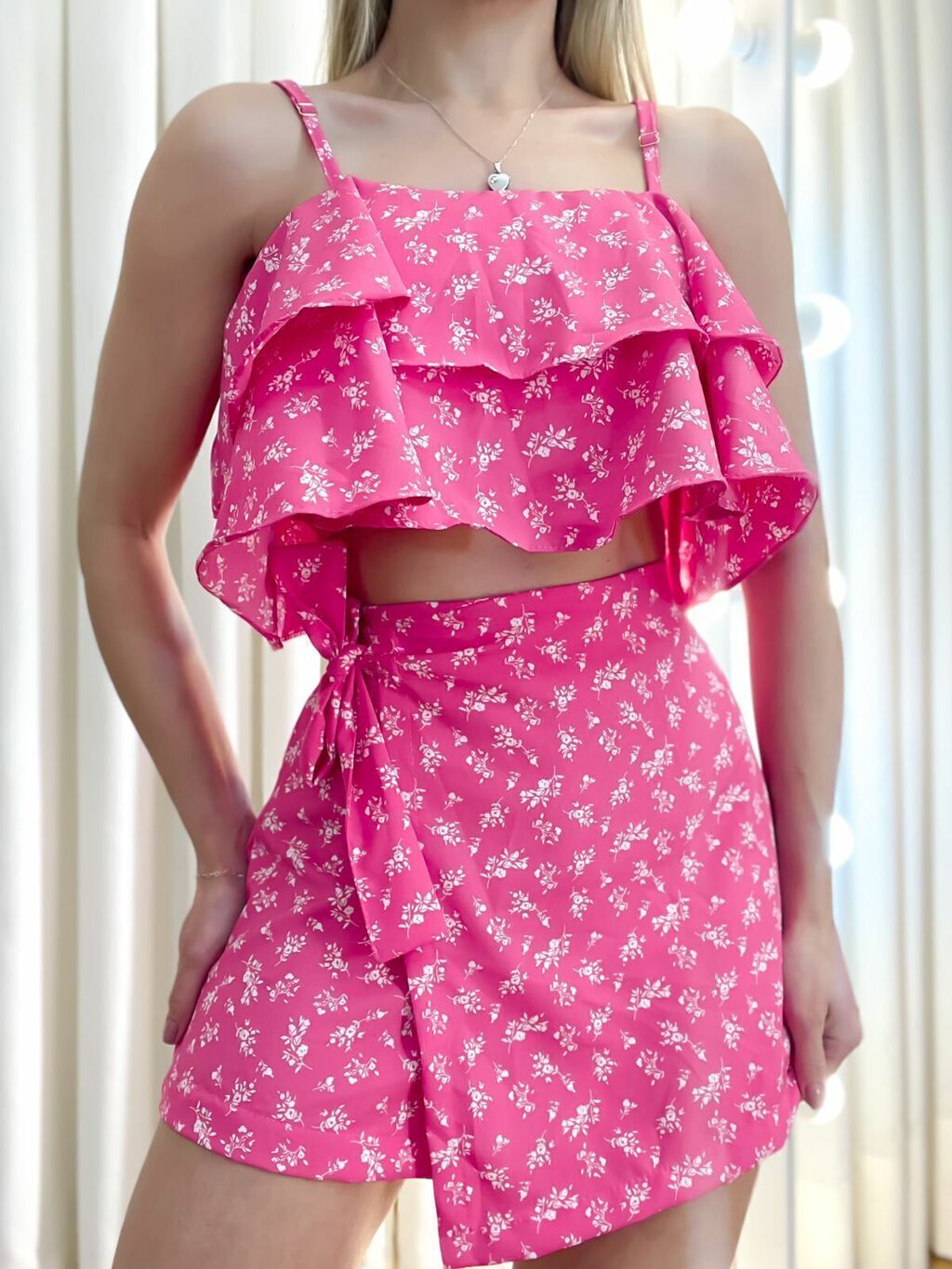 Conjunto em Crepe Floral Cropped Babado e Short Saia