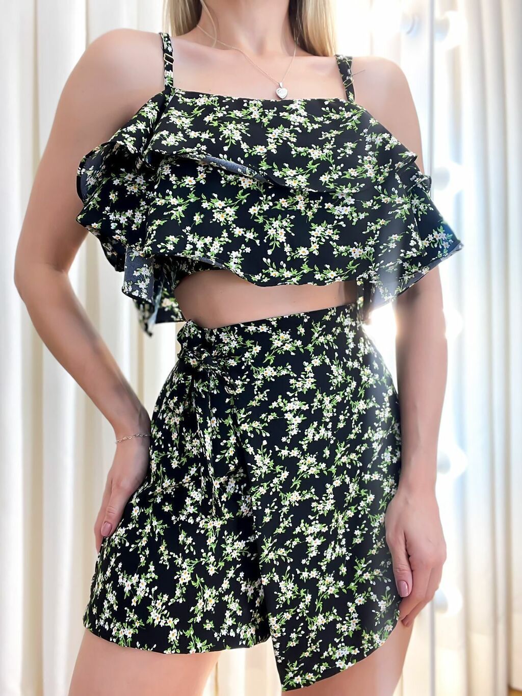 Conjunto em Crepe Floral Cropped Babado e Short Saia