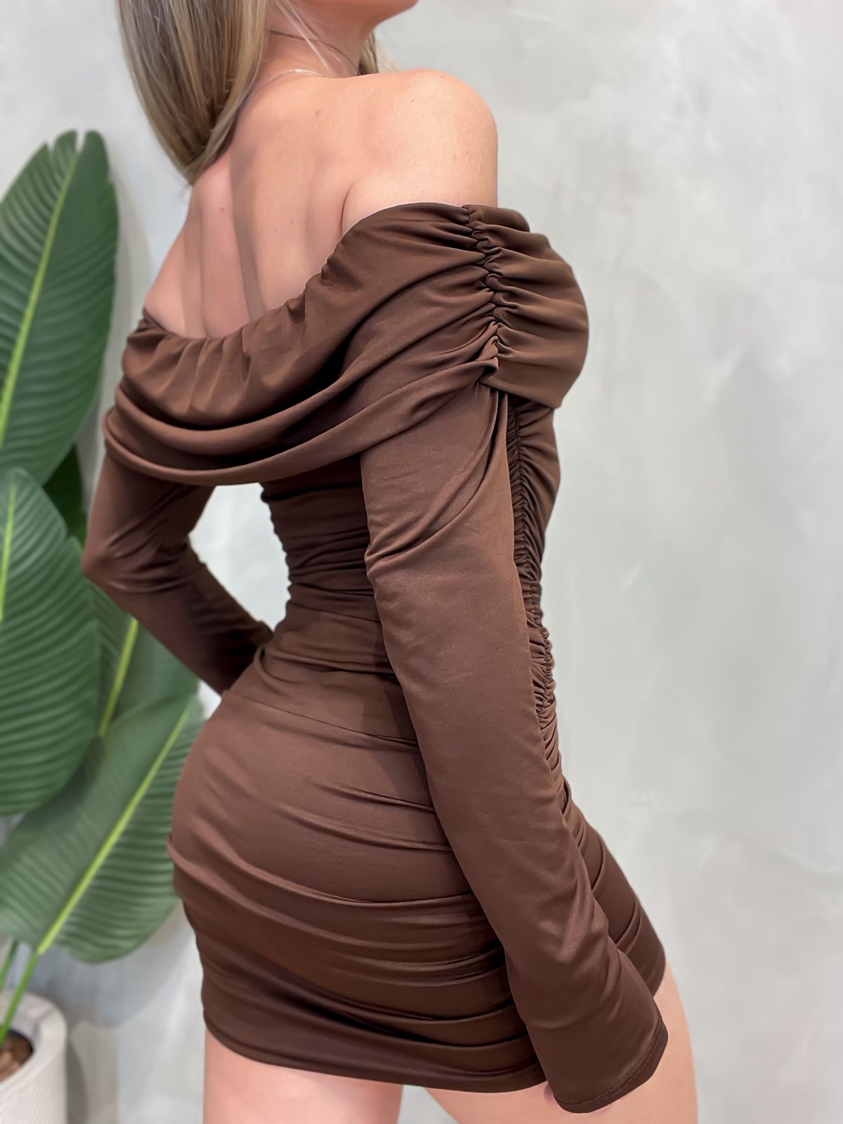 Vestido Curto em Suplex Manga Longa Ombro a Ombro Plissado