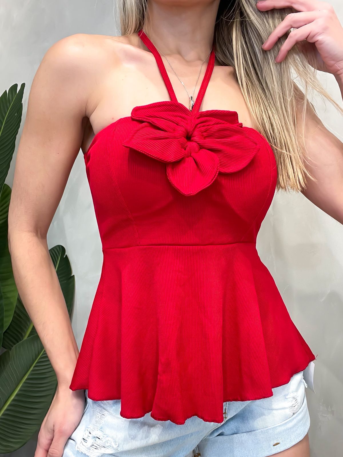 Cropped em Ribana sem Alça com Babado e Flor